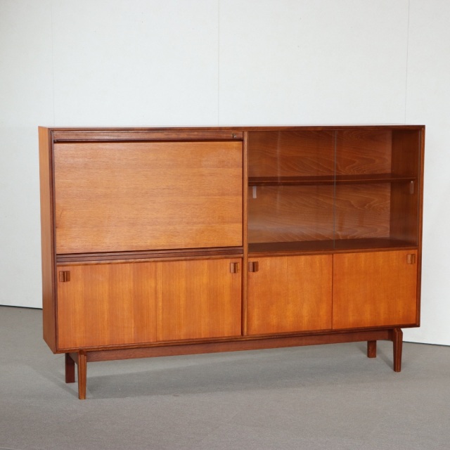 ビーバーアンドタプレイBEAVER&TAPLEYのブックケース。柔らかな木目が空間に馴染む北欧ヴィンテージ。上品な艶をまとった一台。