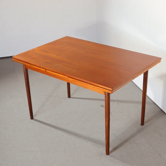 デンマーク製ダイニングテーブル。北欧ヴィンテージ家具のチーク材で落ち着いた表情。