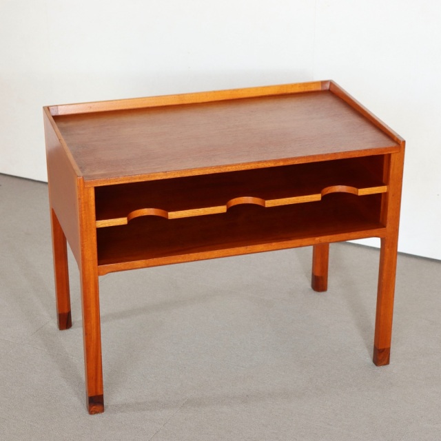 デンマーク製のサイドテーブル。 チーク材の木目が醸す表情が美しい北欧ヴィンテージ。上質な空気を纏う一点。