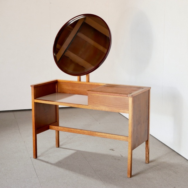 ジープランG-PLANドレッサー。オーク材の木目が穏やかに浮かぶ北欧ヴィンテージ。上質な一台。