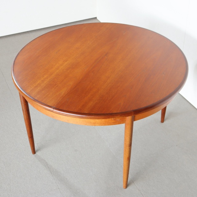 ジープランG-PLANラウンドダイニングテーブル。上質な木目が際立つヴィンテージ家具。所有する喜びを感じる一品。