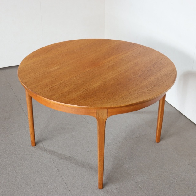 ネイサンラウンドダイニングテーブル。チーク材の豊かな色合いが魅力のヴィンテージ。高級感ある佇まい。