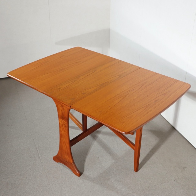 ジープランG-PLAN折り畳み式ダイニングテーブル。空間に品格を与えるヴィンテージ家具。美しい木目が映える。