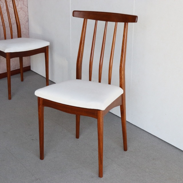 ヤンガーYoungerのハイバックダイニングチェア