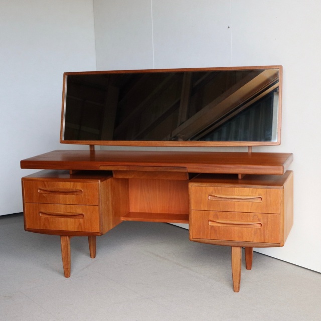 ジープランG-PLAN ドレッサー 「鏡の製造革命に触発された職人たち」