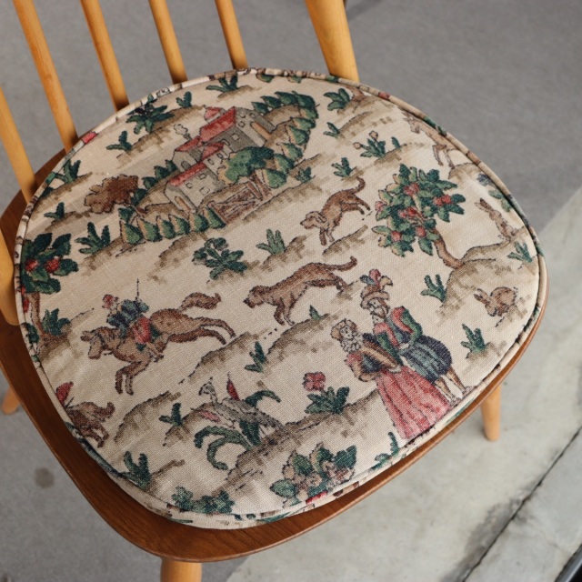 ERCOL 椅子用クッション未使用（狩猟柄刺繍）と使用感有り雉柄の2枚組み ERCOL 椅子用クッション未使用（狩猟柄刺繍）と使用感有り雉柄の2枚