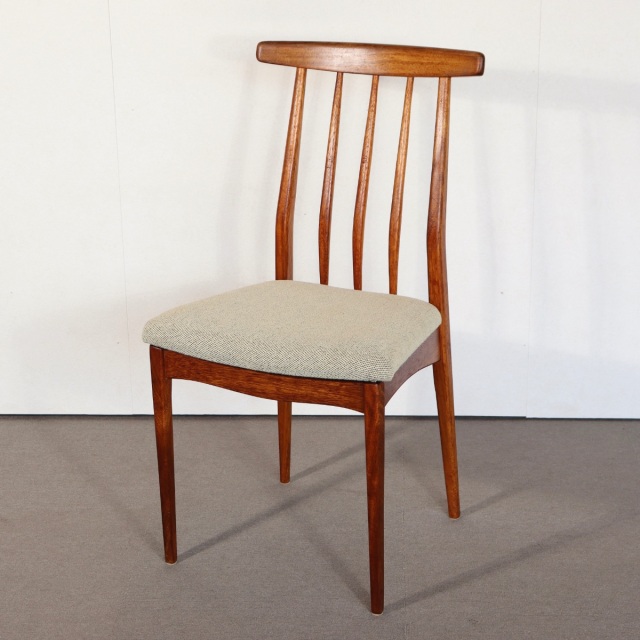 ヤンガーYOUNGERのチェア