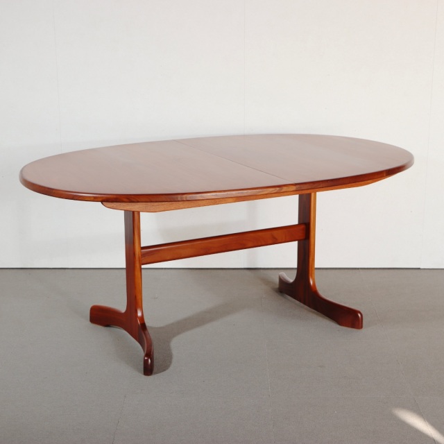 ジープランG-PLAN製ダイニングテーブル。木の質感が際立つチーク材北欧ヴィンテージ。自然体の美しさ。