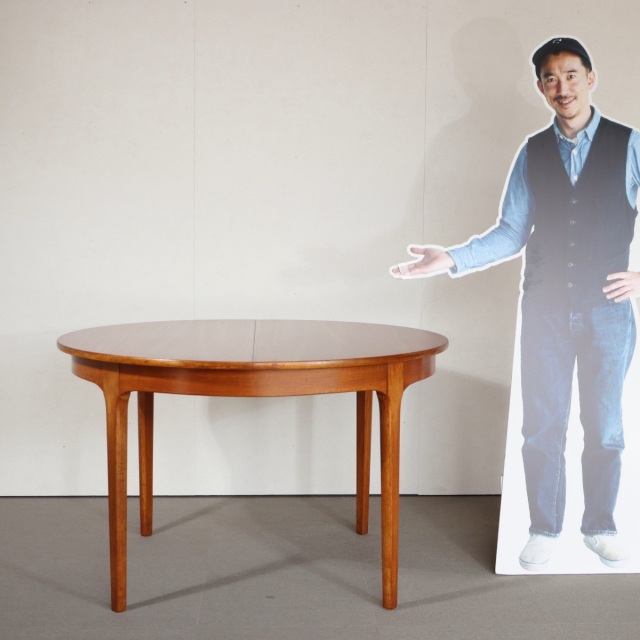 ネイサンNATHANのヴィンテージダイニングテーブル。ラウンド型でチーク材。