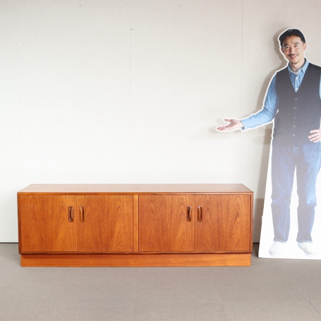 ジープラン製ローボード。ヴィンテージのチーク材の色味が美しい、空間に華をそえる一台。