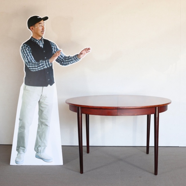 デンマーク製のラウンドダイニングテーブル。自然な経年の艶が魅力の北欧ヴィンテージ。ローズウッドの美しさを素直に味わえる一台。