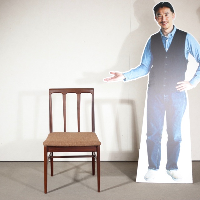 ヤンガーYOUNGER製のダイニングチェア。アフロモシアの木目が美しい北欧ヴィンテージ。時を重ねても輝きを失わない上質な一脚。