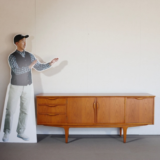 ジェンティークサイドボード。チーク材の深い色味が美しいヴィンテージ。空間に映える一台。