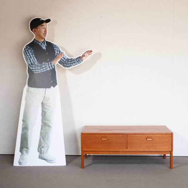 UlfertsTibroのコンソール。上質な質感が魅力のヴィンテージ家具。空間に映える存在感。