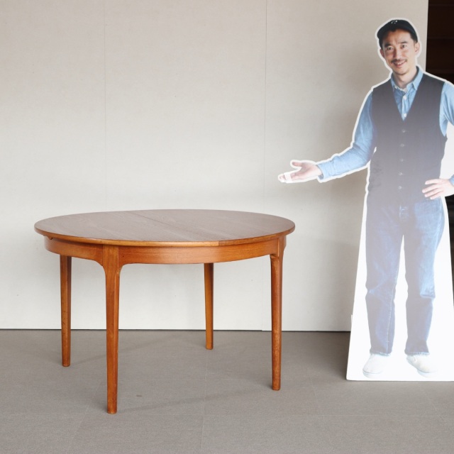ネイサンNATHANのチーク材ラウンドダイニングテーブル