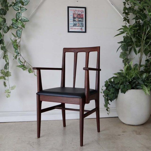 アフリカンチーク材の濃い茶の肘掛付きの椅子。座面はレザーの黒色。022104。