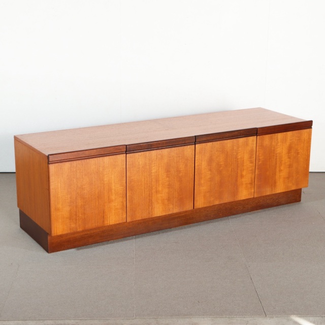 ジープラン製ローボード。チーク材の自然な風合いが魅力の北欧ヴィンテージ。静かな美。