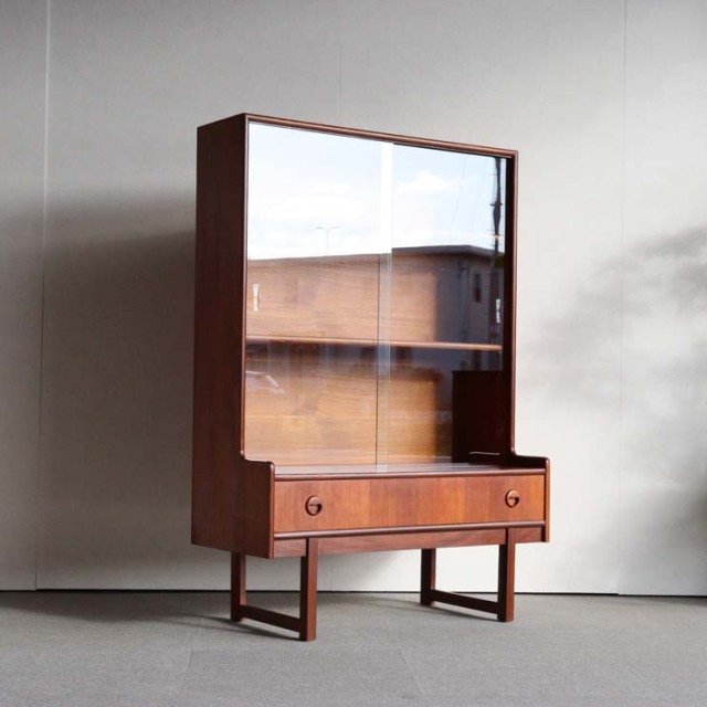 英国ヴィンテージであるターニッジturnidgeのキャビネット