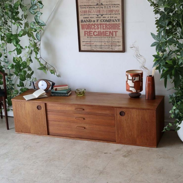 ライトブラウンの直方体の幅の長いテレビ台、真ん中に引き出しが３段あり、両側は引き戸　122083