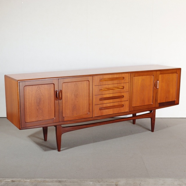 ジープラン製サイドボード。チーク材の木目がやさしく映える北欧ヴィンテージ。落ち着いた空気感。