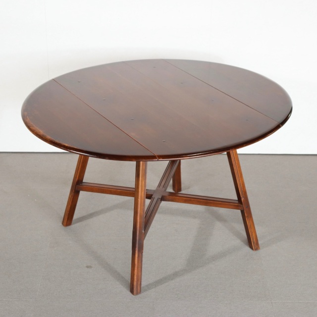 アーコールERCOLの折り畳み式ラウンドダイニングテーブル