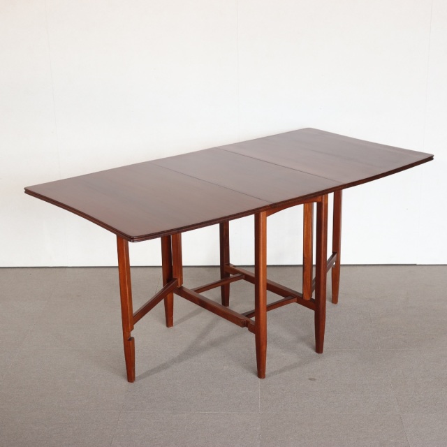 リチャード・ホーンビーがデザインした折り畳み式のダイニングテーブル