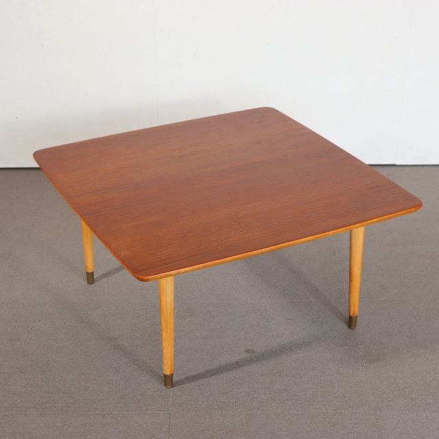 スウェーデン製のコーヒーテーブル