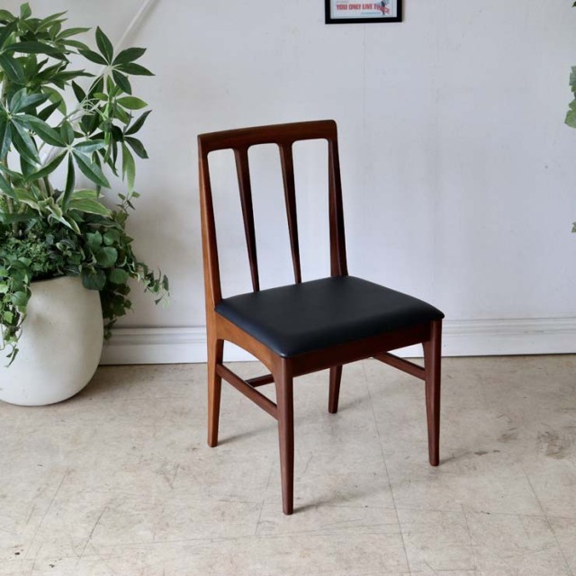 アフリカンチーク材のダイニングチェア、木材部分は濃い茶色、座面は黒色のレザー　022036b