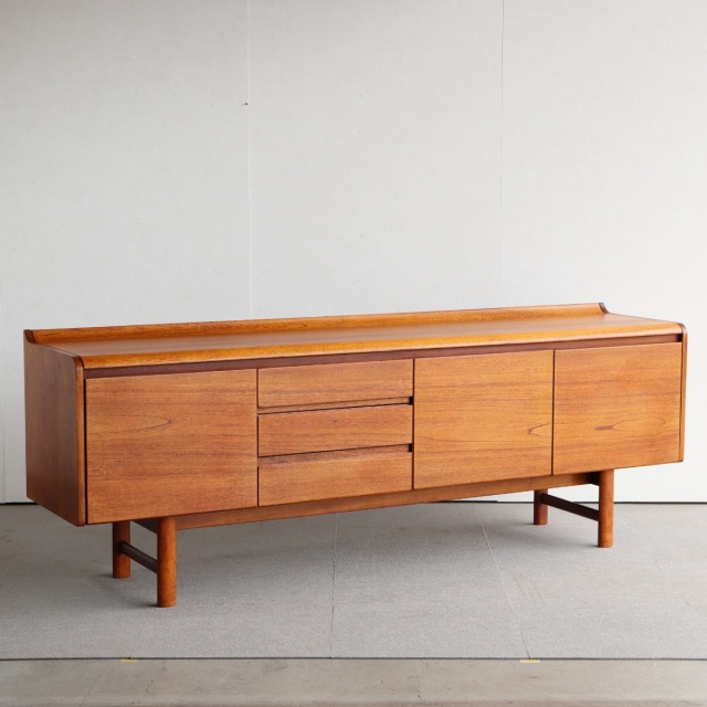 英国ヴィンテージ家具 WHITE & NEWTON（ホワイト＆ニュートン）｜建築