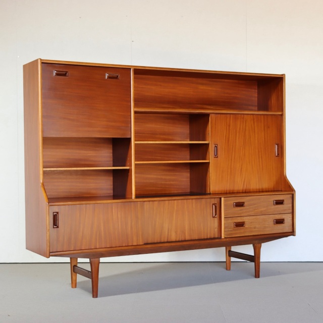 エリオッツオブニューベリーのハイボード。ヴィンテージのチーク材が美しい穏やかな雰囲気の一台。