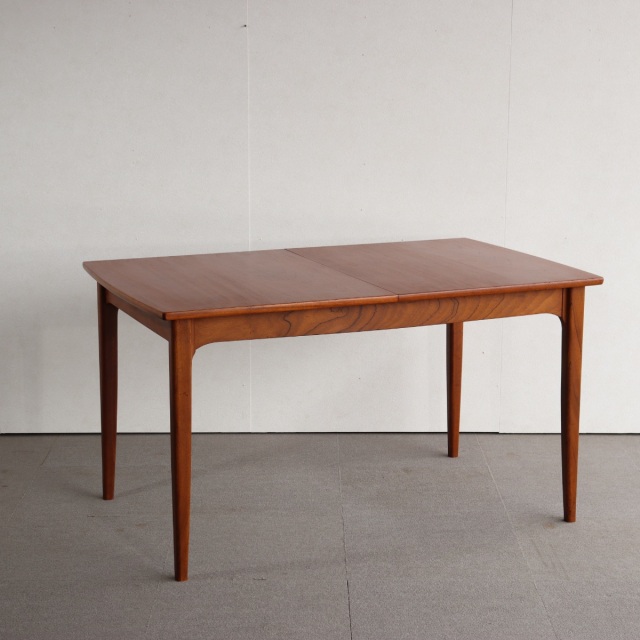 英国ヴィンテージのダイニングテーブル