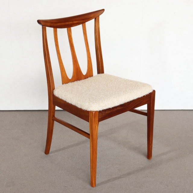 ジープランG-PLANのブラジリアシリーズのダイニングチェア。職人がしっかりメンテナンスしたチーク材のヴィンテージが美しい一脚。