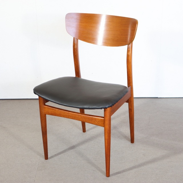 オースティンスイートAustinsuite製ダイニングチェア。チーク材の木目が美しい北欧ヴィンテージ。時を重ねた艶が魅力で、上質な一脚。