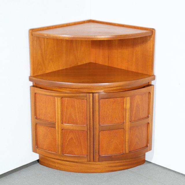 ネイサンNATHAN製コーナーキャビネット。