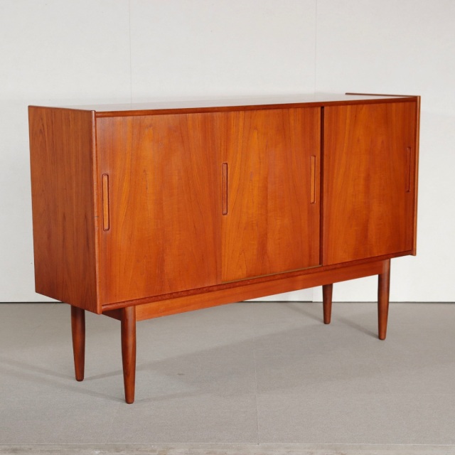 デンマーク製のサイドボード。穏やかなチークの木目が美しい北欧ヴィンテージ。時間が磨いた艶が印象的。