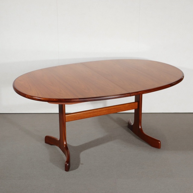 ジープランG-PLANのオーバル型ダイニングテーブル。チーク材の木目が美しい北欧ヴィンテージ。しっかりとメンテナンスされた上質な一台。