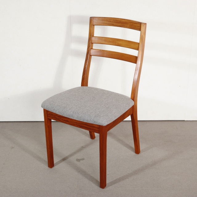 ネイサン製ダイニングチェア。