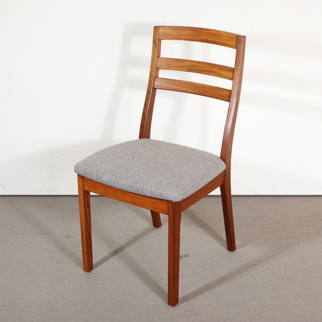 ネイサンNATHAN製ダイニングチェア。