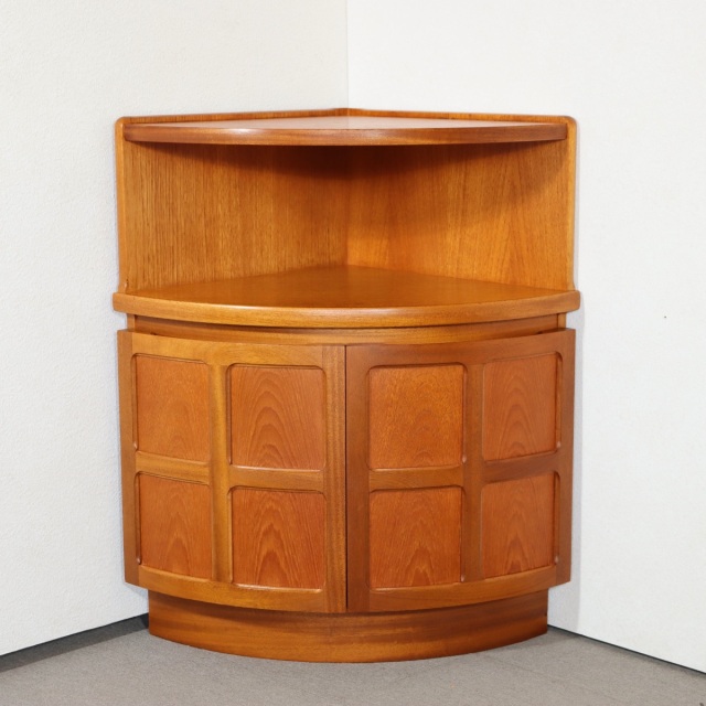 ネイサンNATHANのコーナーキャビネット。チーク材の木目が静かに語る北欧ヴィンテージ。穏やかな美しさ。