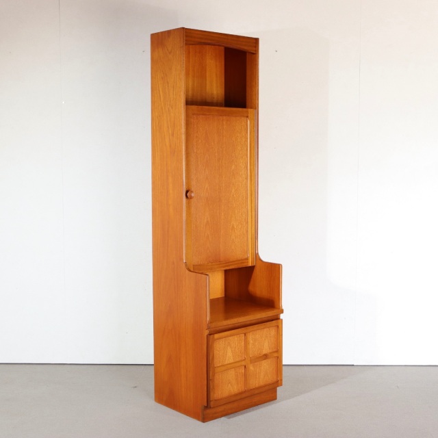 ネイサンNATHANのトールキャビネット。チーク材の木目が豊かに映える北欧ヴィンテージ。穏やかな存在感。