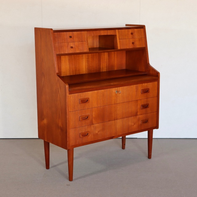デンマーク製のビューロー。チーク材の上品な木目が印象的な北欧ヴィンテージ。静かに時を刻む美しい家具。