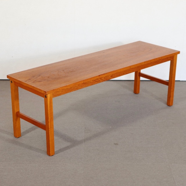 デンマーク製のコーヒーテーブル。時間を重ねて深みを増したチーク材。北欧ヴィンテージらしい静かな美しさ。