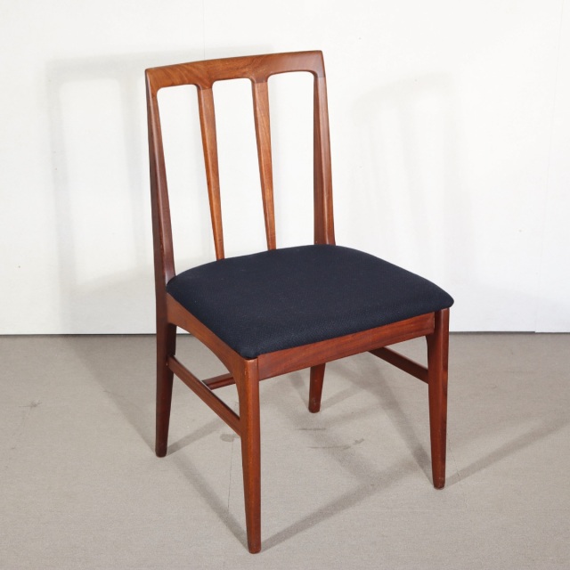 youngerのダイニングチェア。チーク材の落ち着いた表情が印象的な北欧ヴィンテージ。静かな一台。