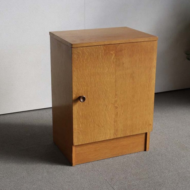 オースティンスイートAustinsuite製のベッドサイドキャビネット