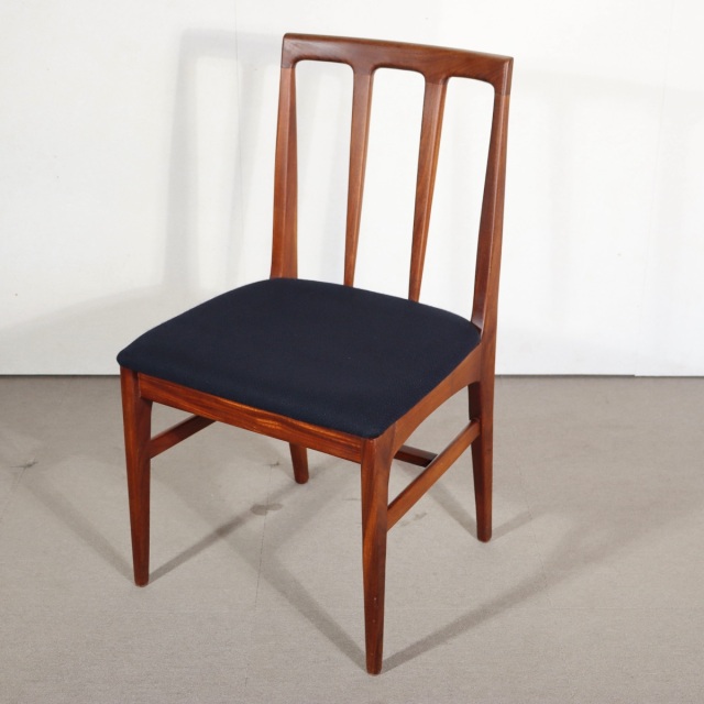 youngerのダイニングチェア。チーク材の落ち着いた表情が印象的な北欧ヴィンテージ。静かな一台。