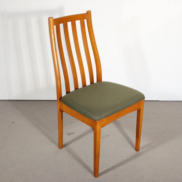 ストーンヒルStonehill製ダイニングチェア。チーク材の柔らかな色合いが美しい北欧ヴィンテージ。控えめな存在感。