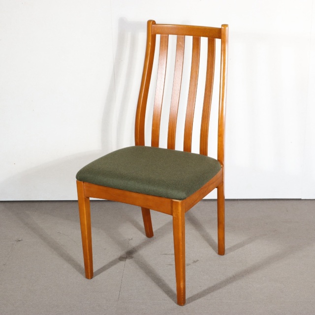 ストーンヒルStonehill製ダイニングチェア。チーク材の柔らかな色合いが美しい北欧ヴィンテージ。控えめな存在感。