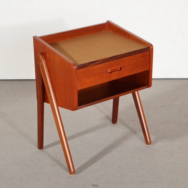 デンマーク製のベッドサイドキャビネット。チーク材の木目が際立つ北欧ヴィンテージ。自然な温もりが心地よい一台。