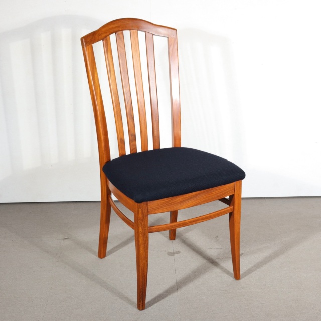 stagのダイニングチェア。深みのある艶が魅力のチーク材北欧ヴィンテージ。落ち着いた佇まい。