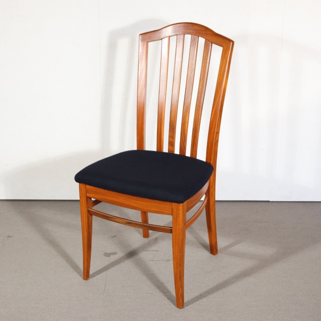 スタッグのダイニングチェア。深みのある艶が魅力のチーク材北欧ヴィンテージ。落ち着いた佇まい。